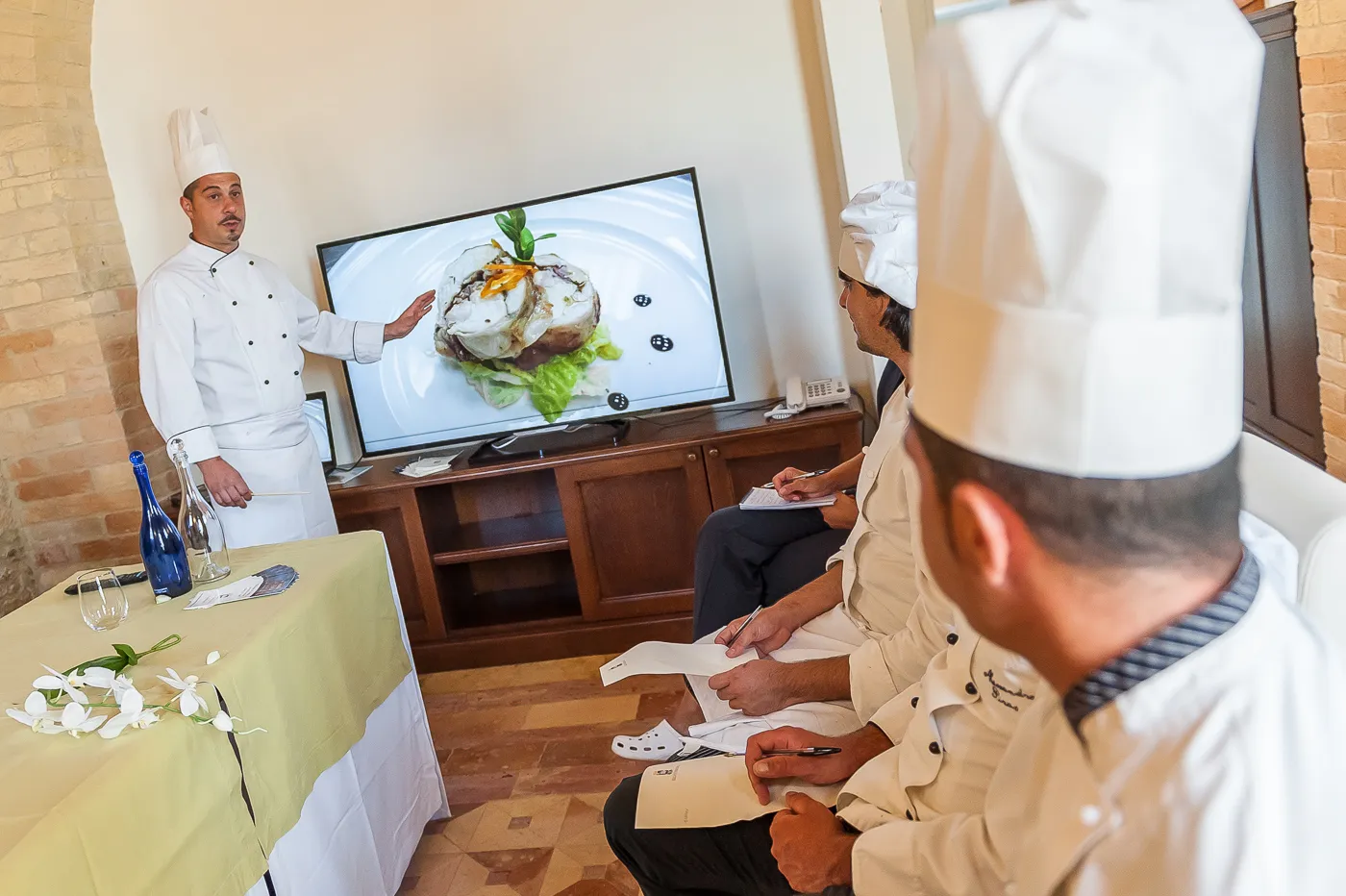 La brigata di cucina riunita durante la preparazione del menu