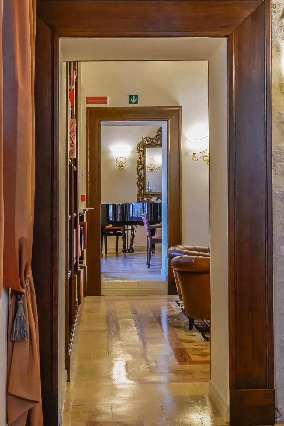 Il corridoio del casale con gli specchi e le luci calde
