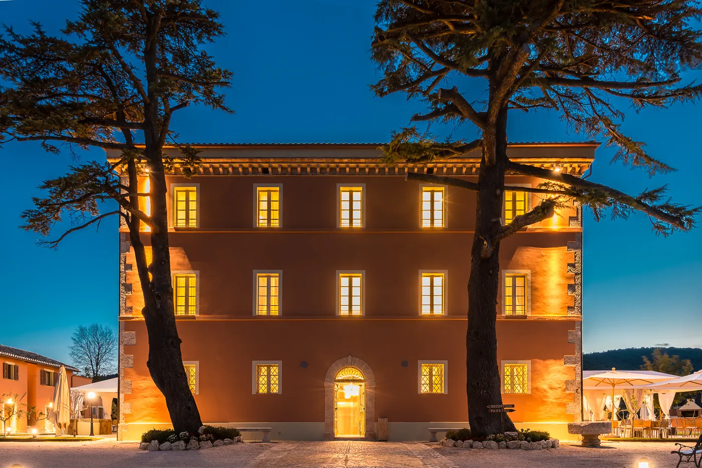 Il casale in notturna, illuminato e con le finestre accese