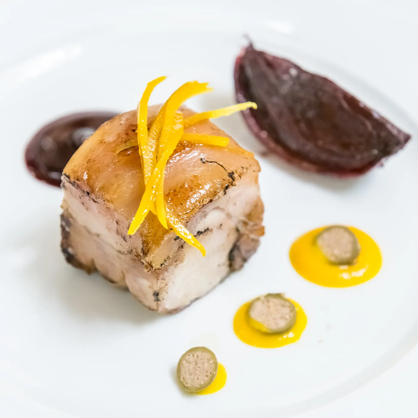Piatto gourmet con riduzioni e agrumi