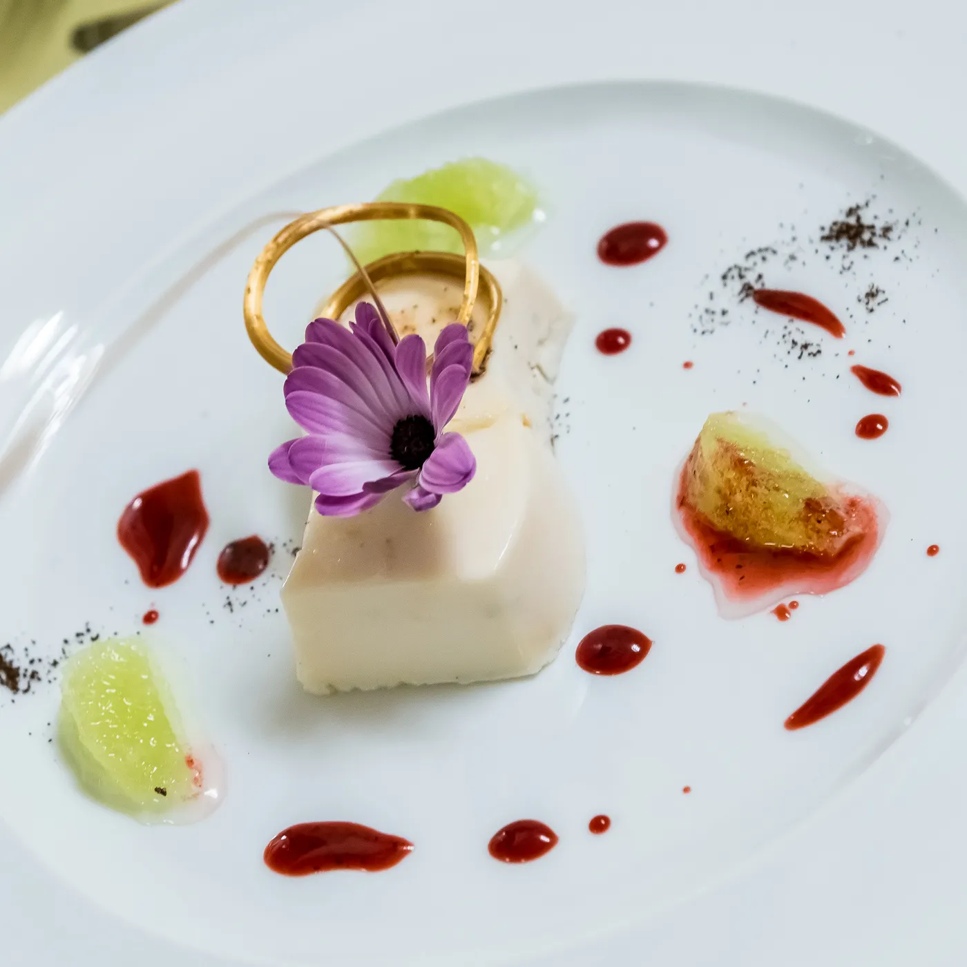 Dessert impiattato con decorazione floreale