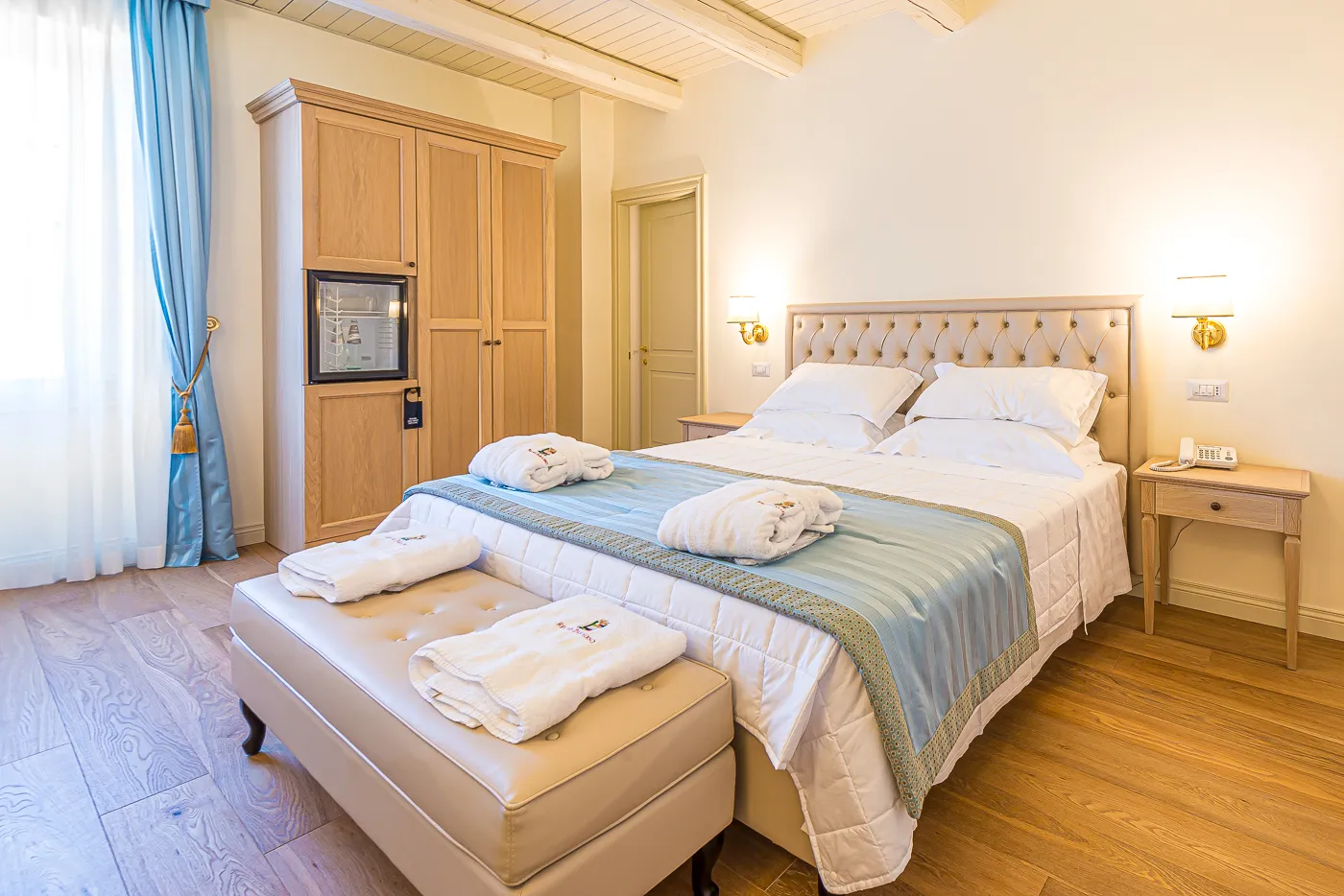 Camera con letto matrimoniale e corredo bianco