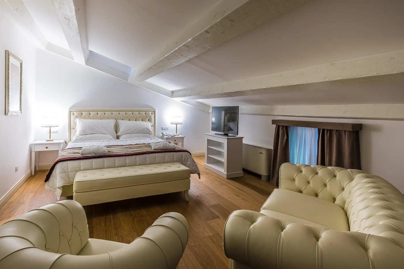 Suite con divani capitonné e letto matrimoniale