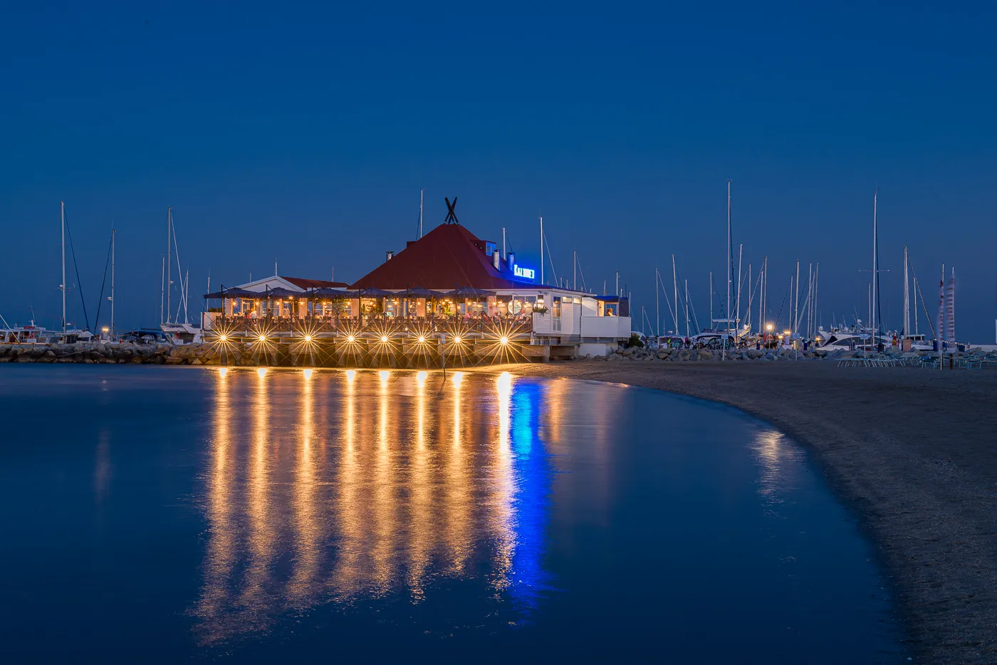 Il ristorante all’ora blu, con l’insegna riflessa sull’acqua