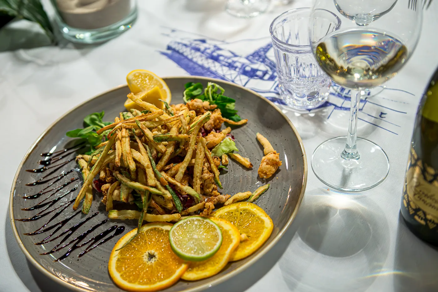 Piatto di pesce: fritto con gli agrumi