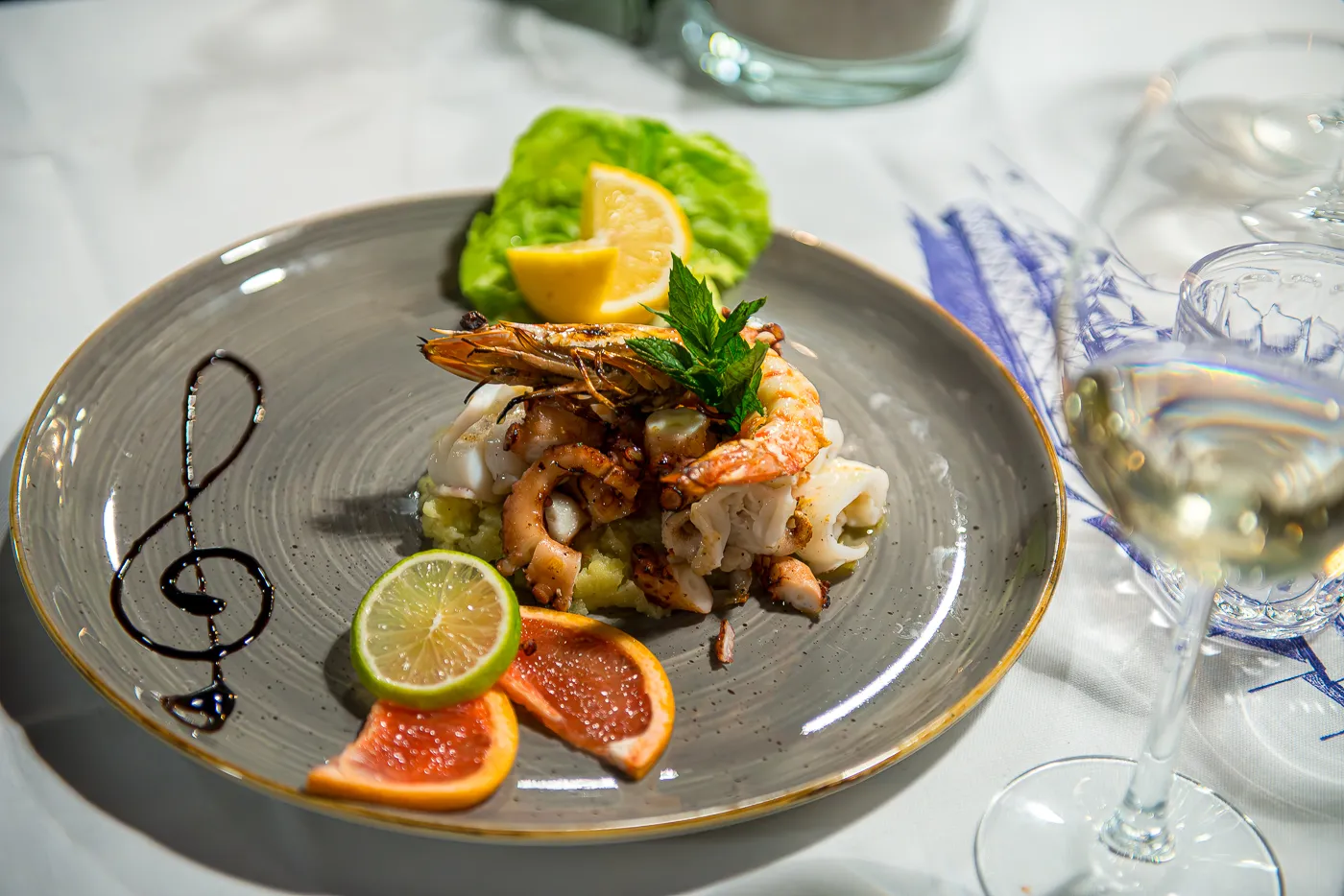 Piatto di pesce con gamberi e lime
