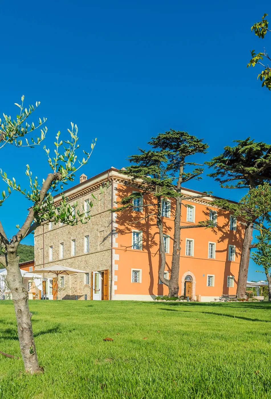 Il casale color terracotta nel verde della campagna umbra