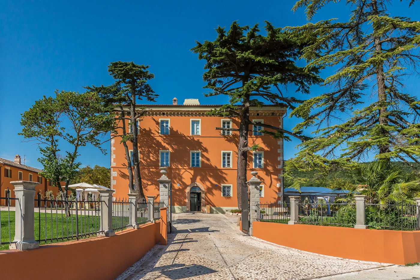 Il casale padronale del Relais Paradiso visto dal viale d’ingresso, tra i cedri