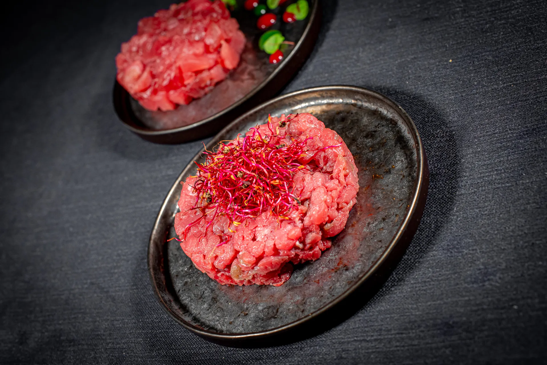 Tartare di manzo su fondo scuro