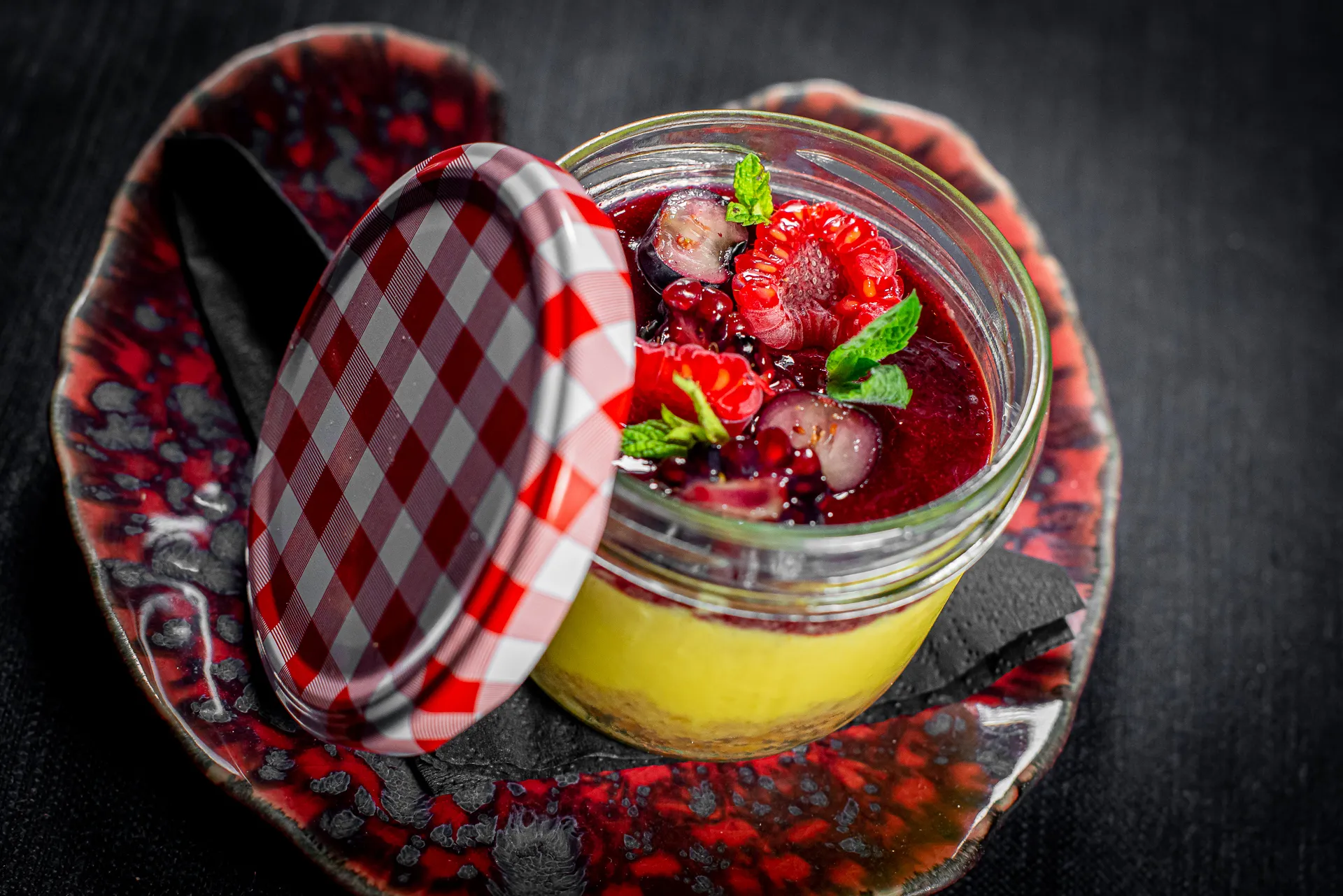 Dolce in vasocottura con i frutti di bosco