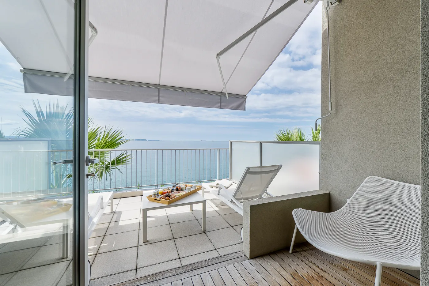 La terrazza privata con chaise longue e vista sul golfo