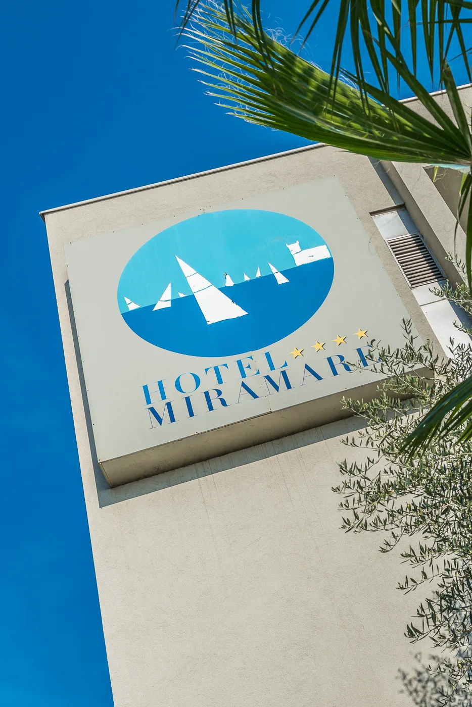 L’insegna dell’Hotel Miramare contro il cielo di Trieste