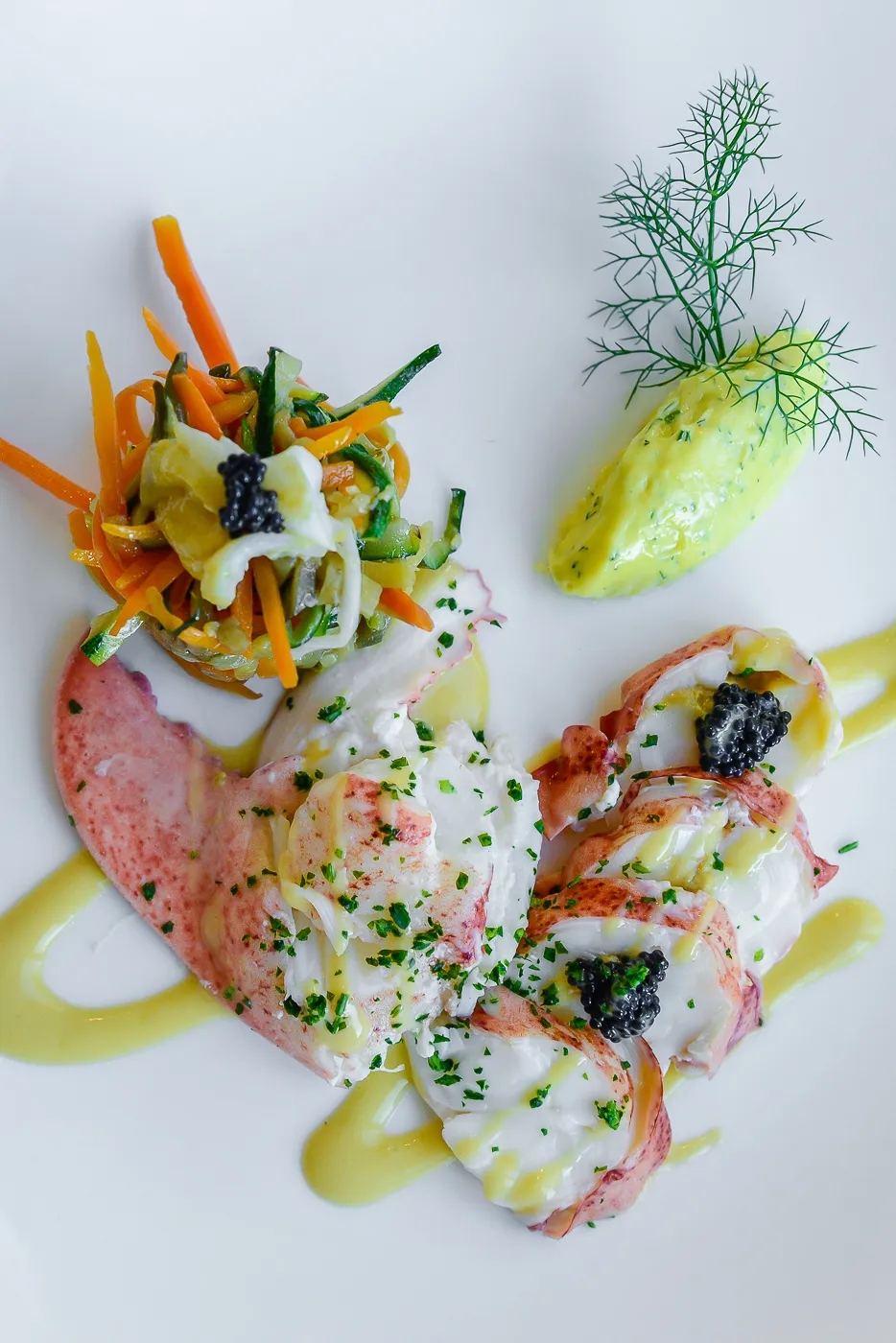 Piatto fine dining di crudo di pesce