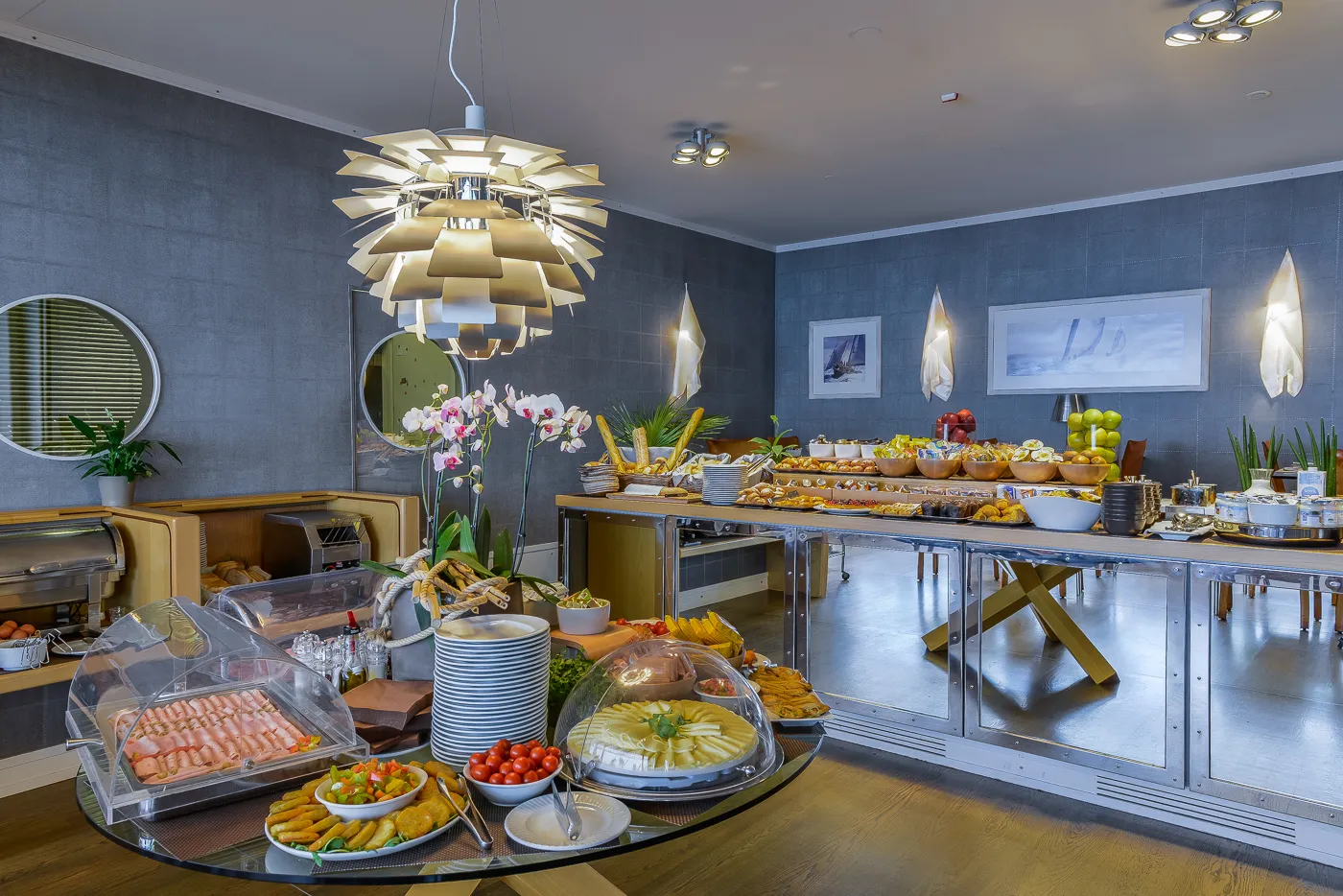 Il buffet allestito nella sala con il lampadario di design