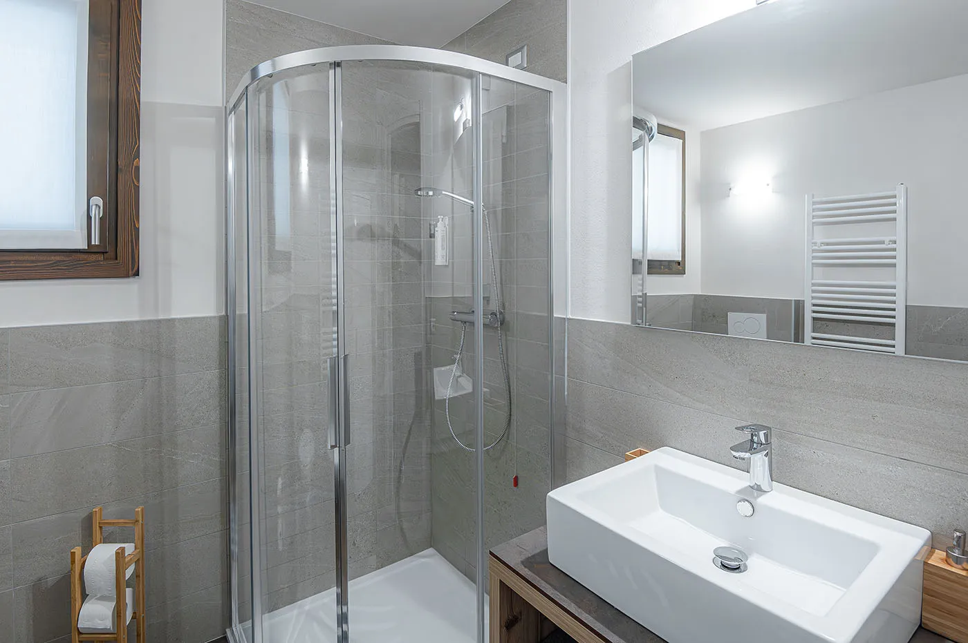 Bagno moderno con doccia in vetro