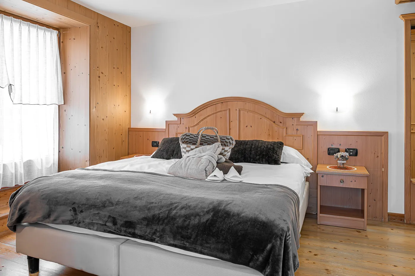 Camera con letto in legno intagliato