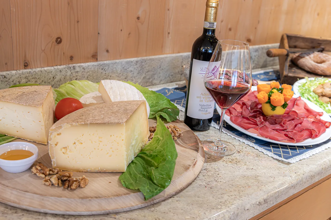 Formaggi e vini del territorio, con bresaola e noci