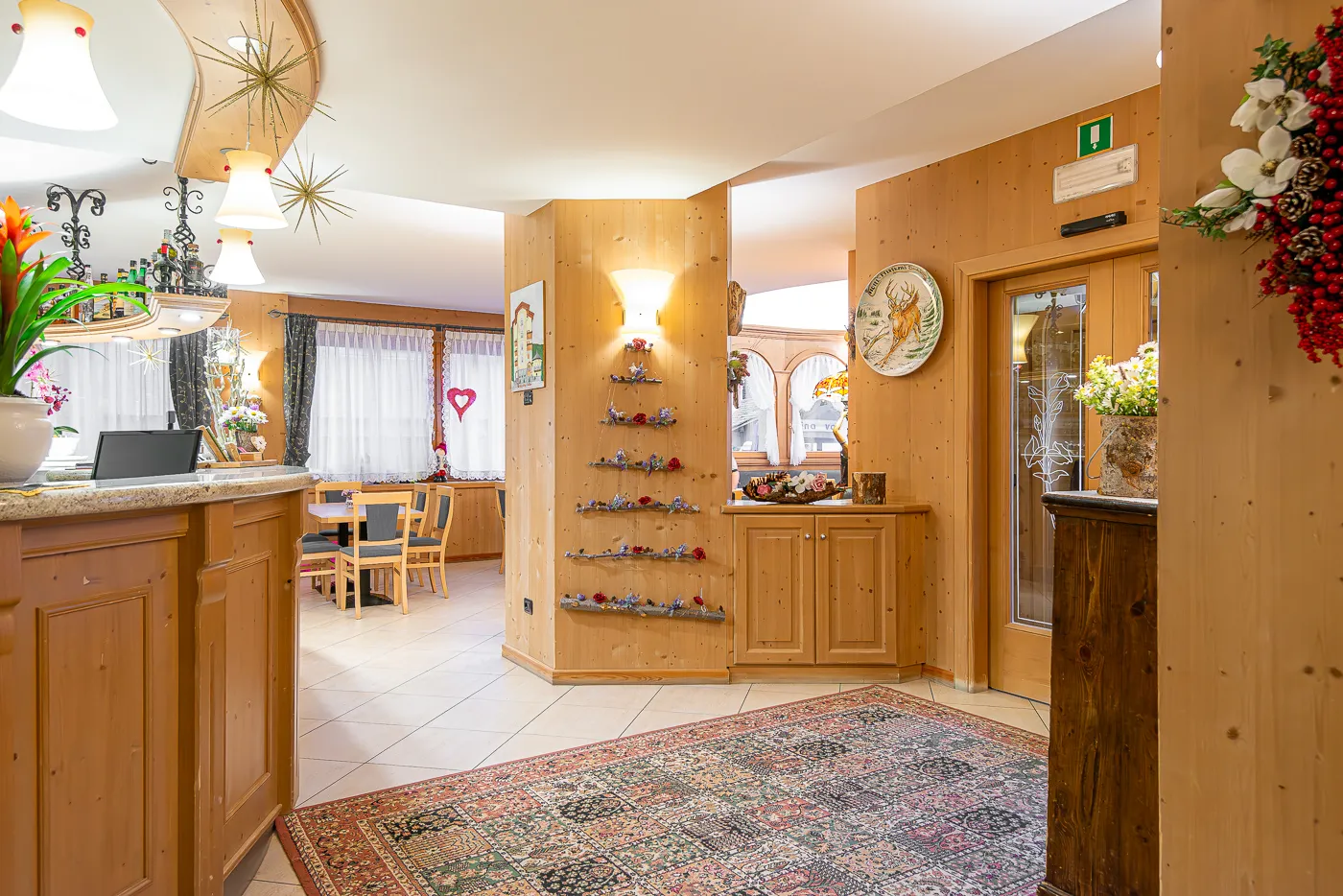 La reception in legno con i tappeti e le decorazioni