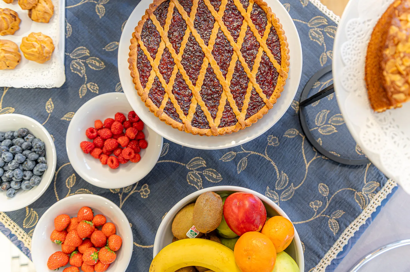 La colazione con la torta di mirtilli, la crostata e la frutta fresca