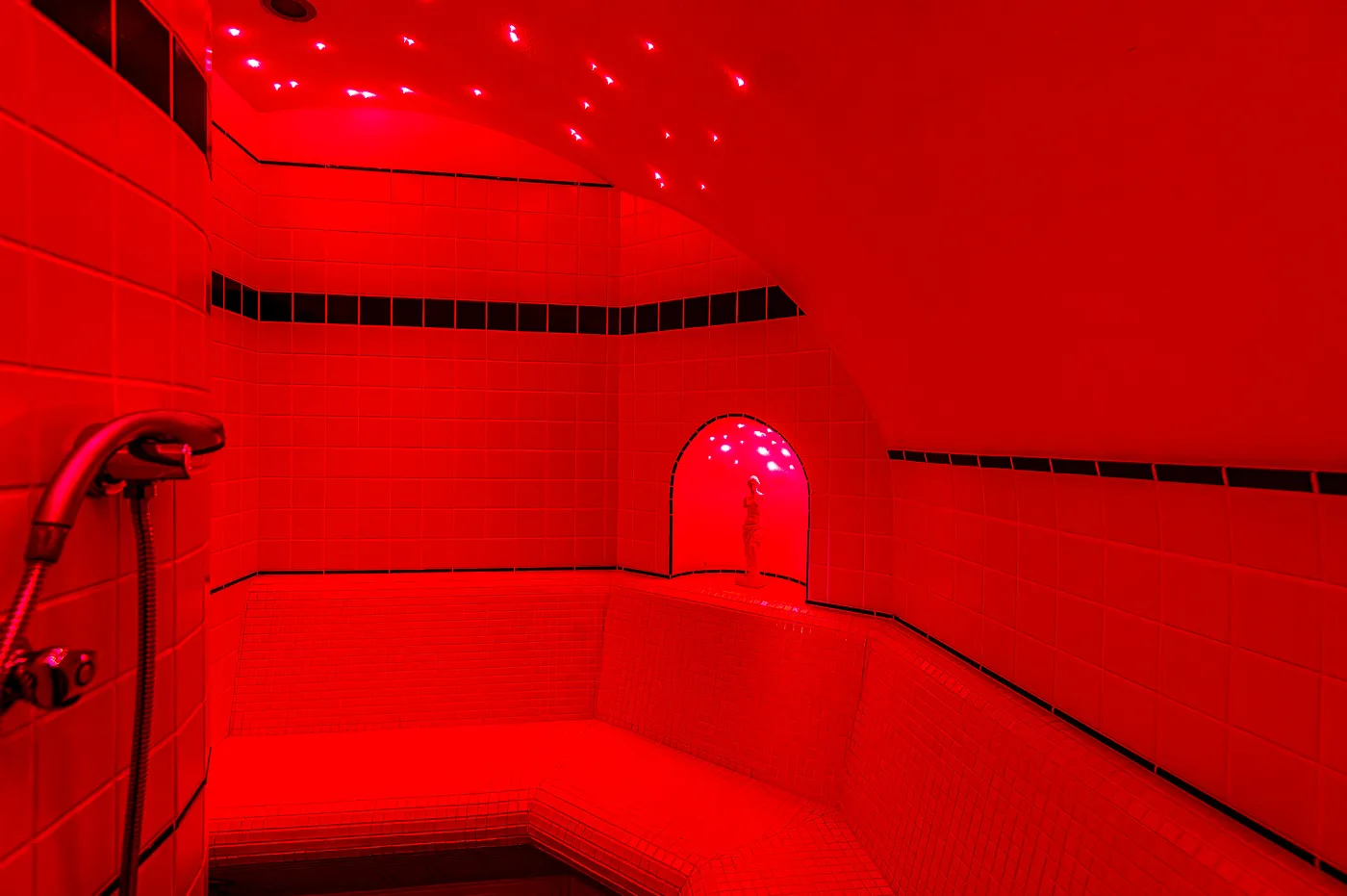 Il bagno turco con la cromoterapia rossa