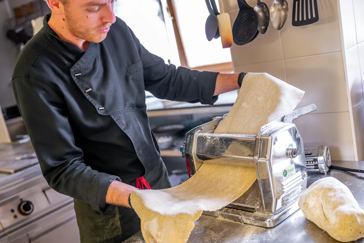 Lo chef che tira la sfoglia a mano: il dietro le quinte proposto per il servizio