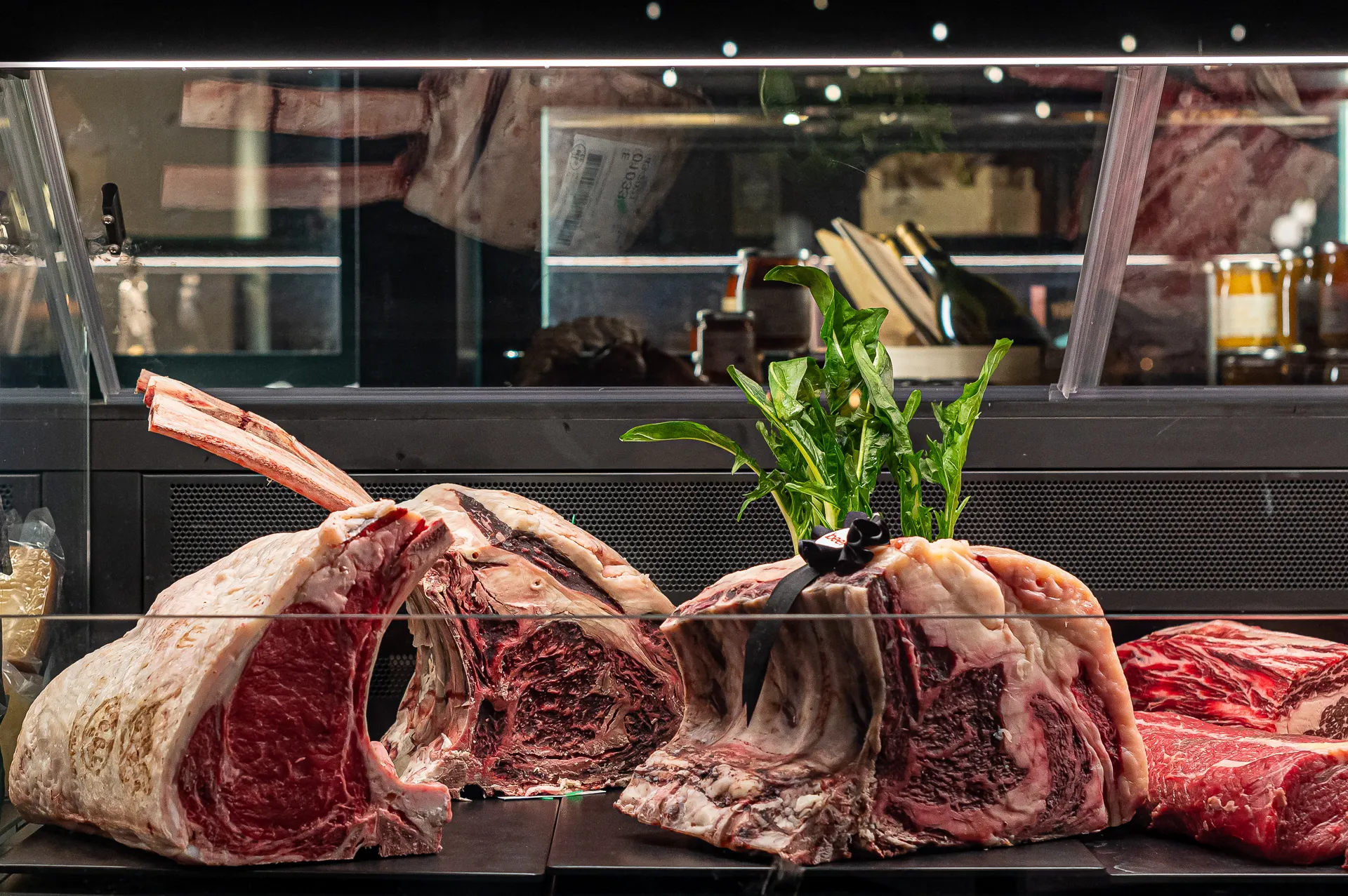 Il banco carni con le costate e il tomahawk in esposizione