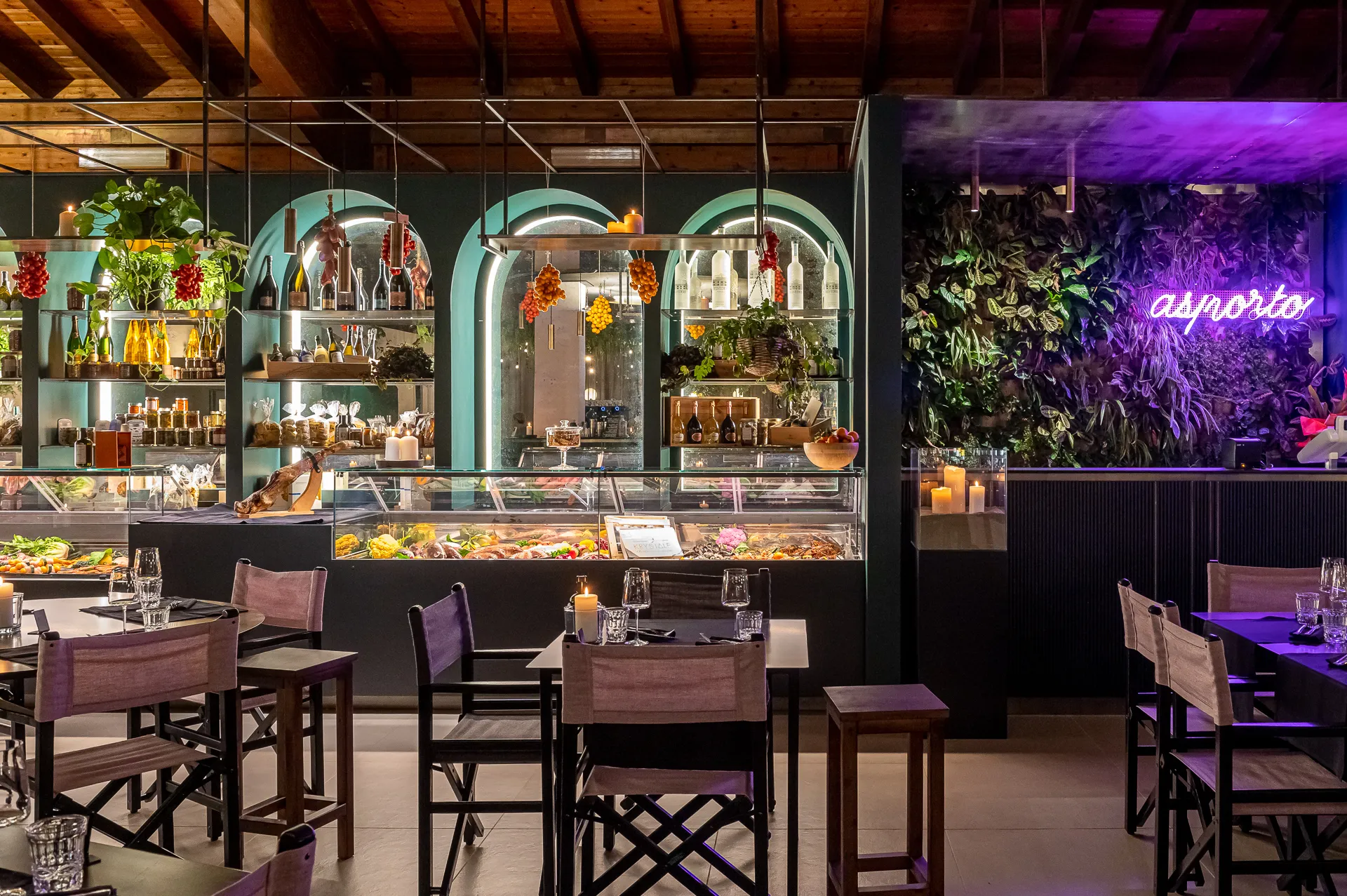 La sala con il banco carni e il neon viola sullo sfondo