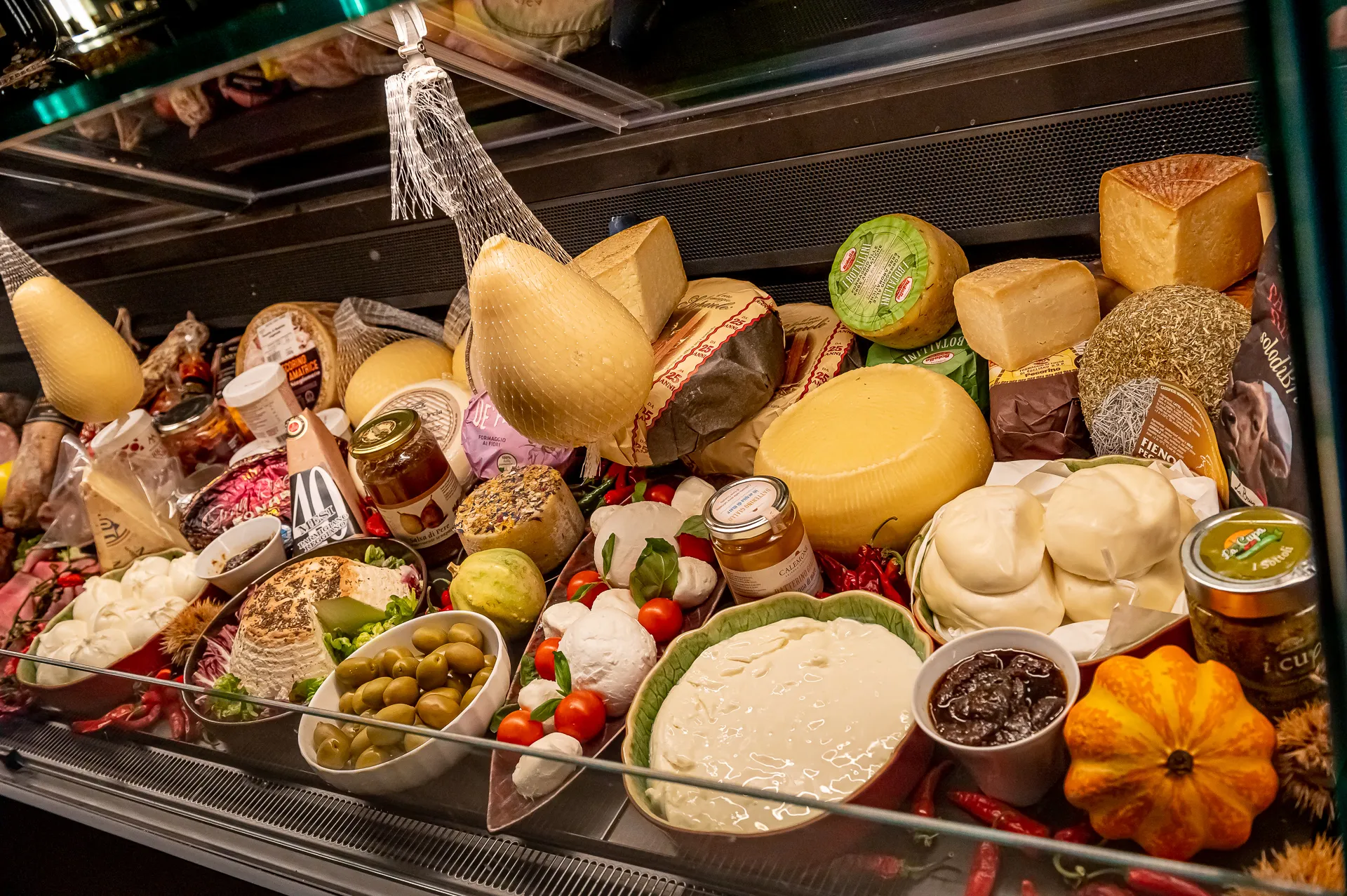 Il banco dei formaggi e delle conserve
