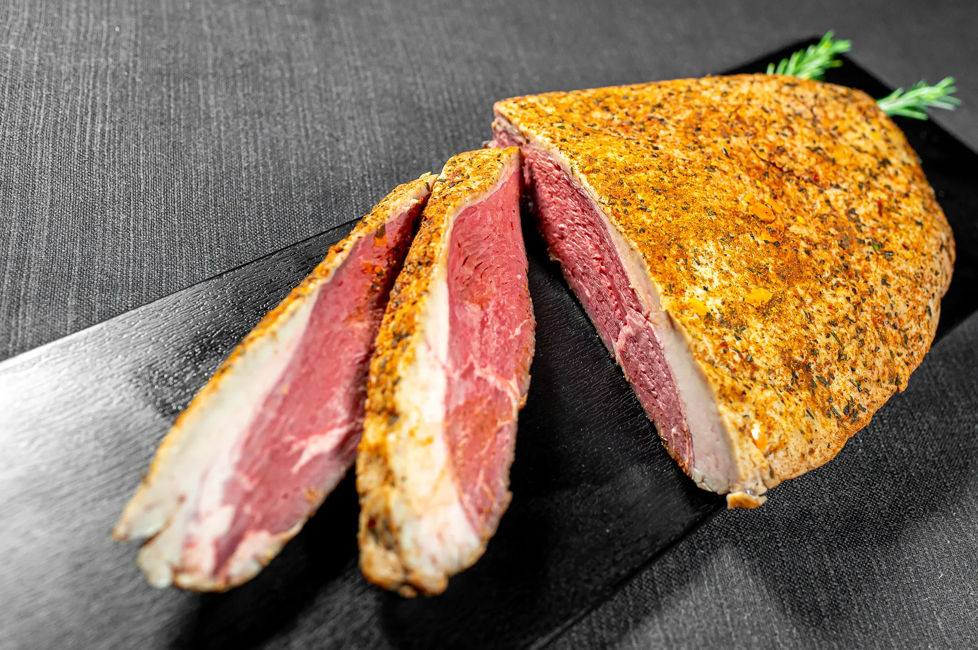 Il pastrami affettato su fondo scuro