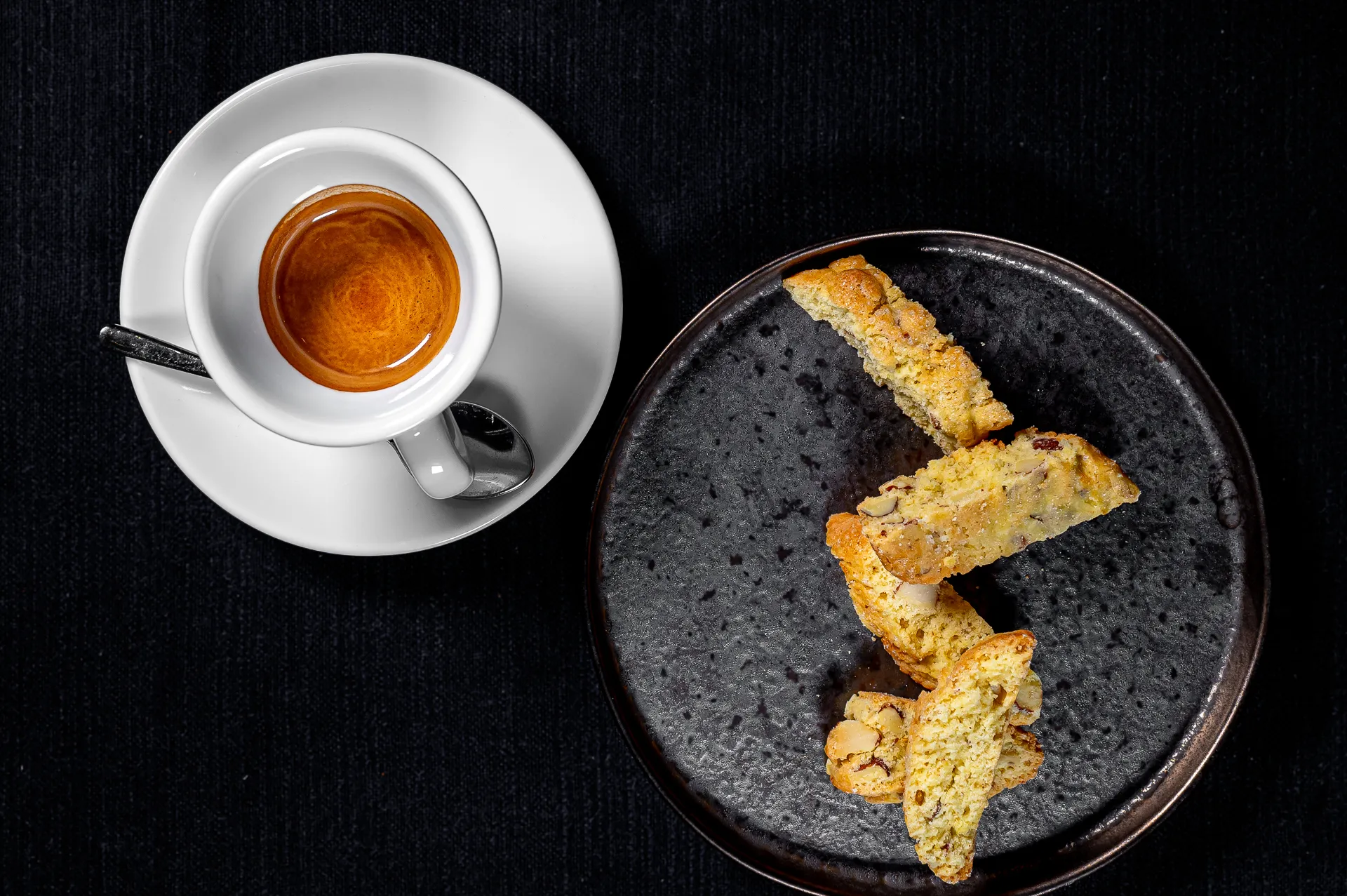 Caffè espresso e biscotti su fondo scuro