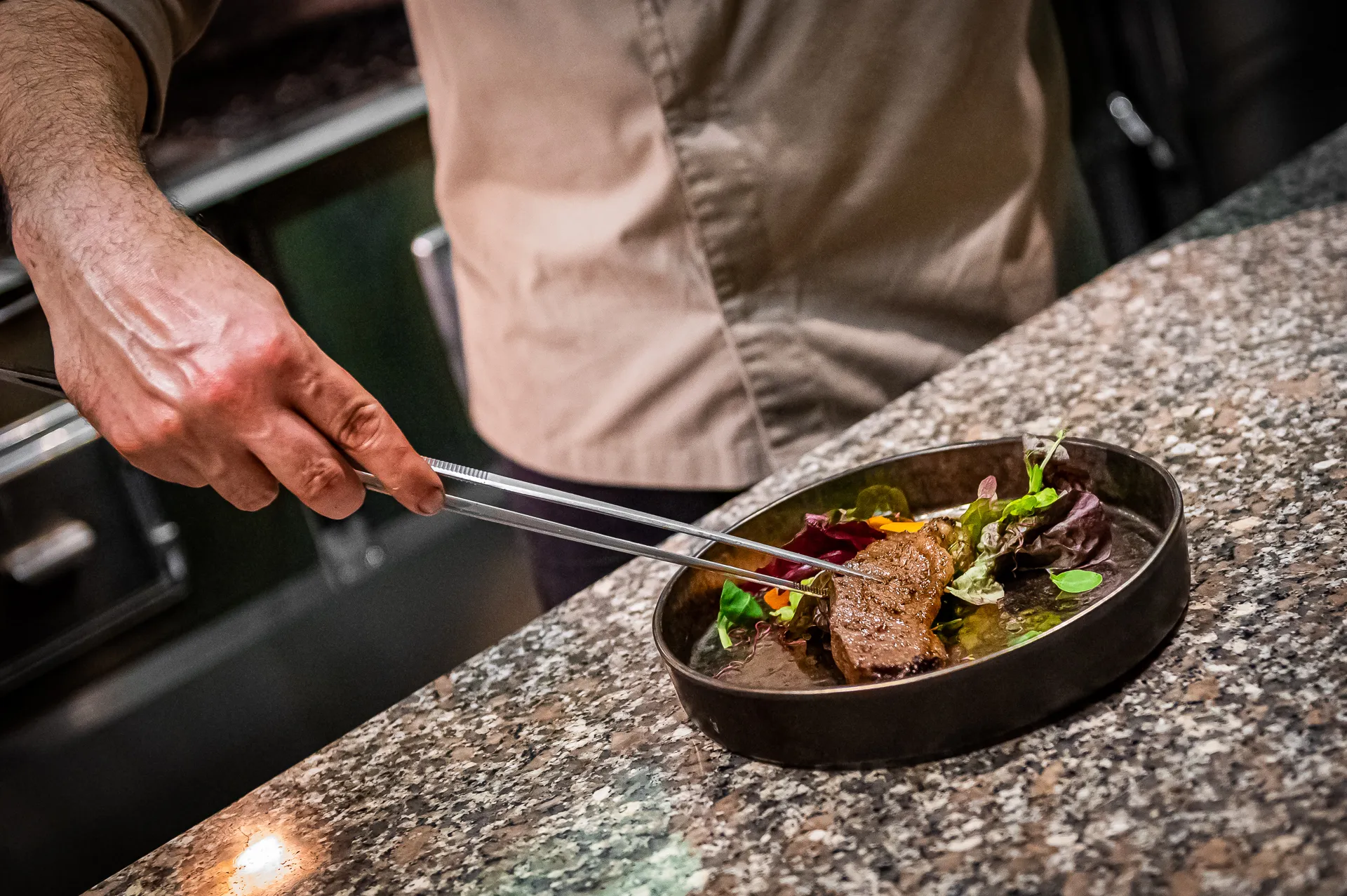 L’impiattamento al banco della cucina a vista