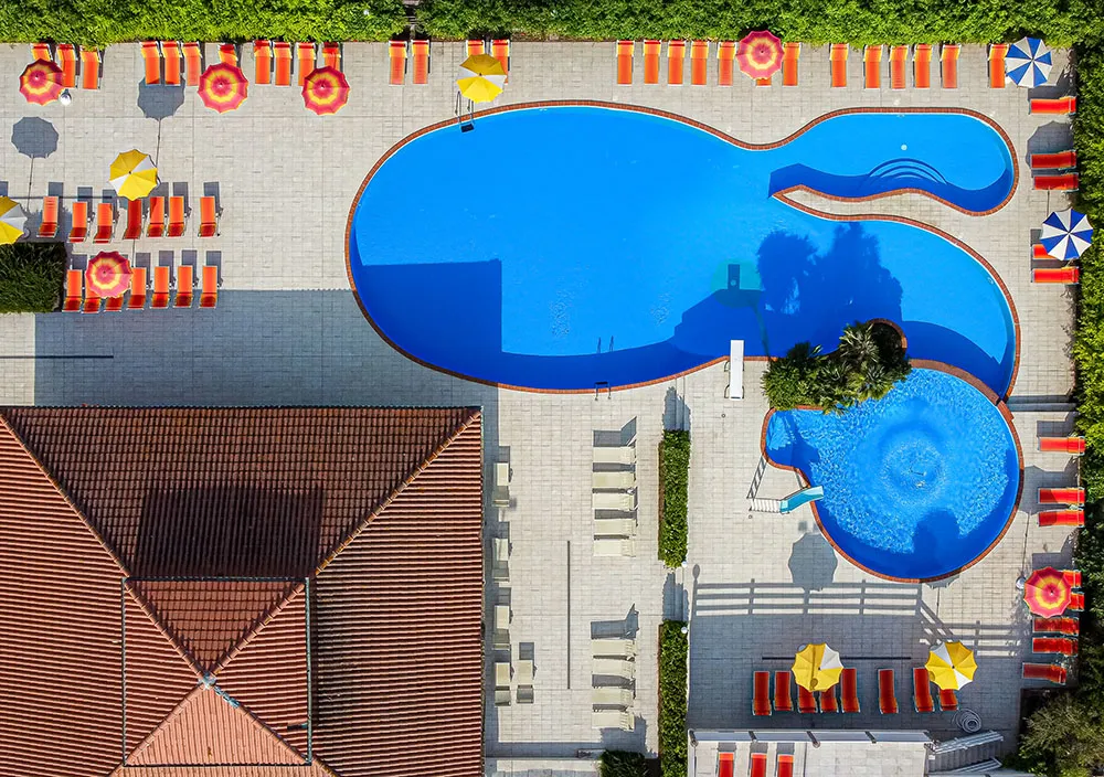 La piscina esterna dell’Hotel Adria in ripresa aerea dal drone