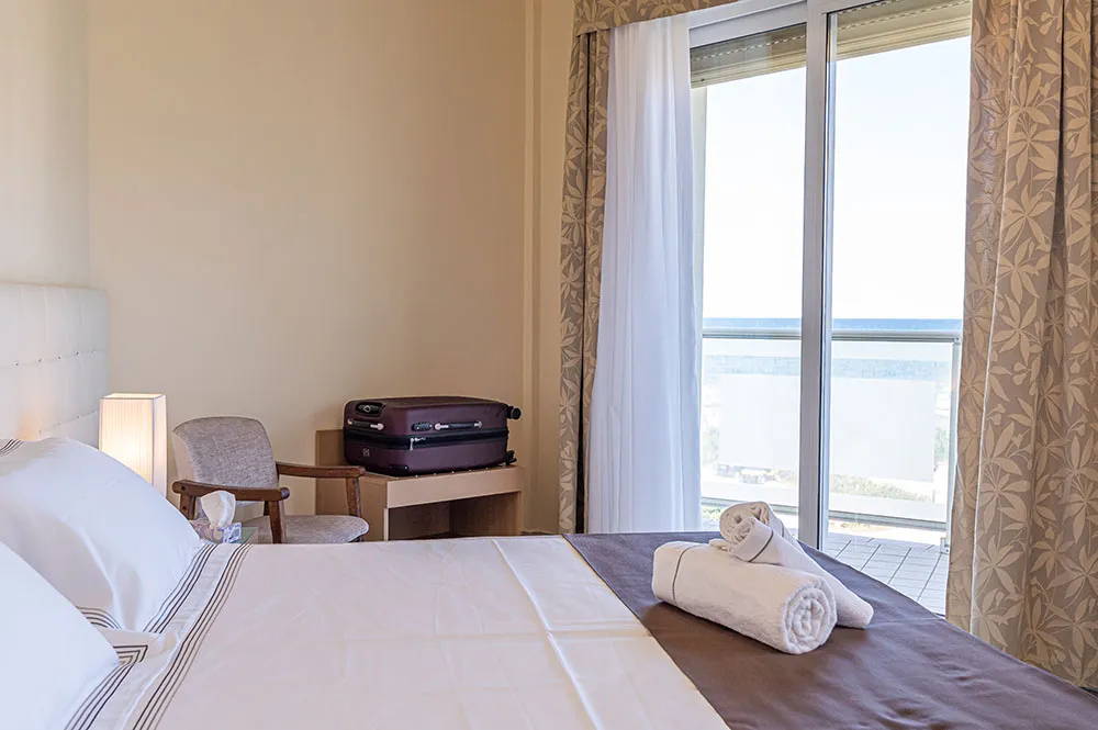 Dettaglio del letto con il balcone vista mare