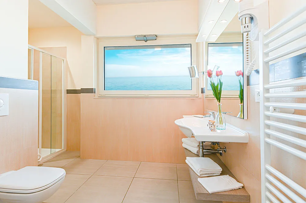 Bagno con finestra affacciata sul mare