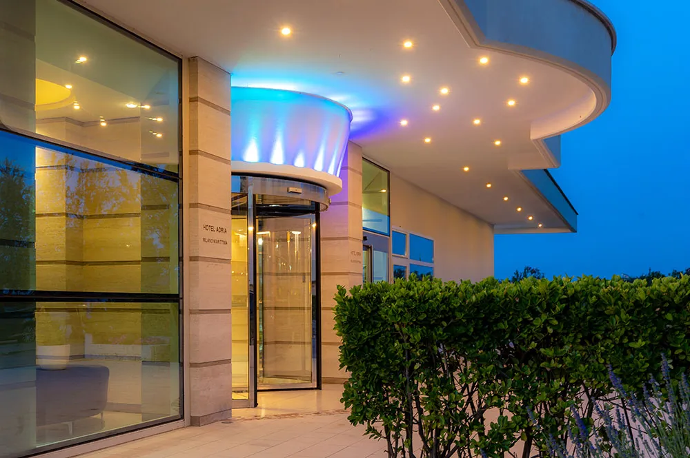 L’ingresso dell’Hotel Adria all’ora blu, con le luci della pensilina accese