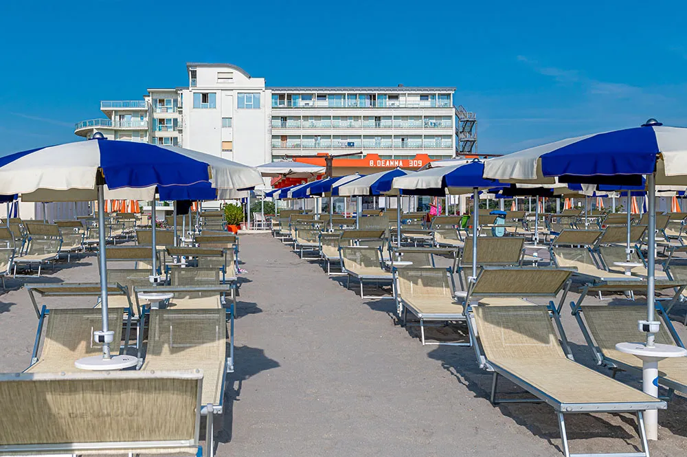 La spiaggia privata attrezzata, con l’hotel sullo sfondo