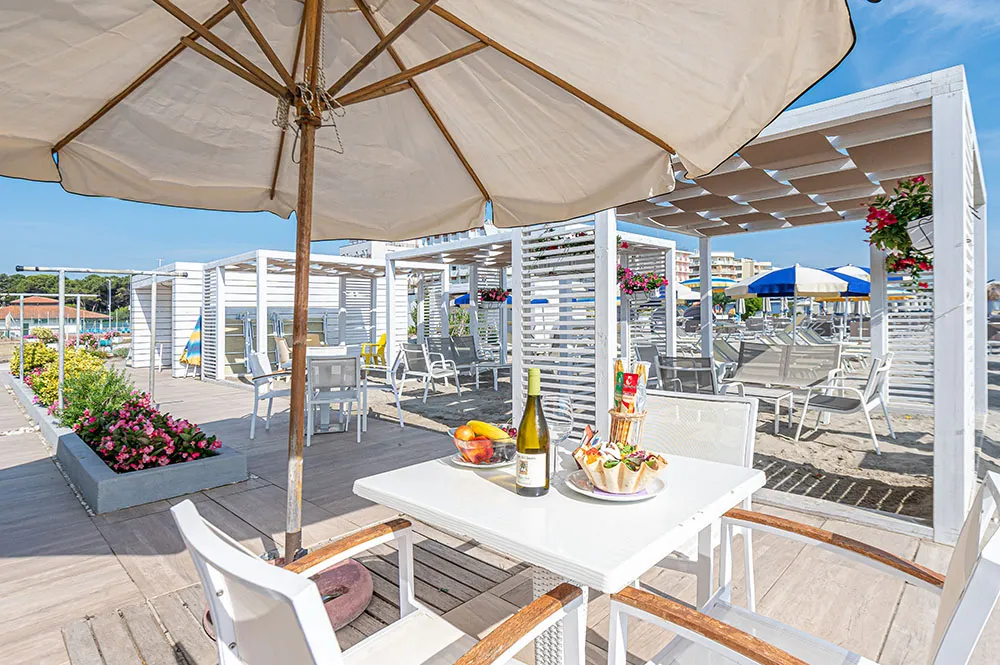 La terrazza con tavolo apparecchiato e ombrellone