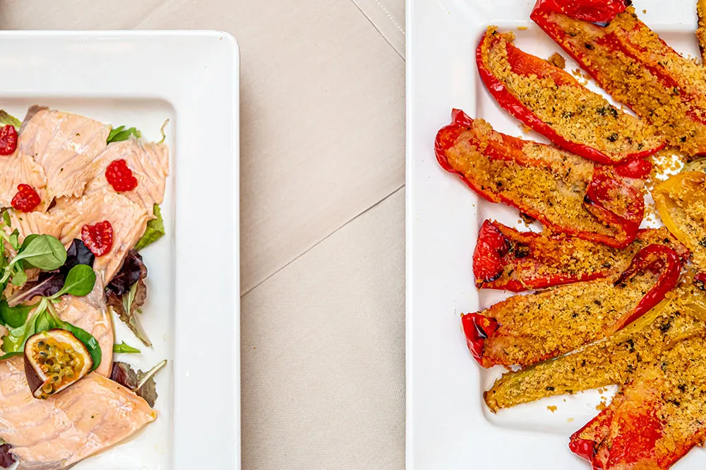 Fotografia food: salmone e contorni di peperoni grigliati
